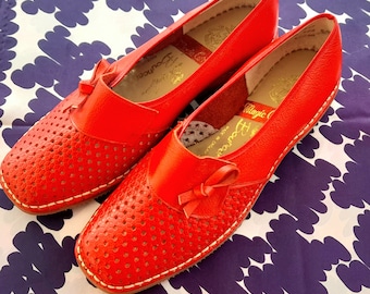60s  RED BREVITT bouncers bright red leather basketweave effect pumps mod sixties uk 6c