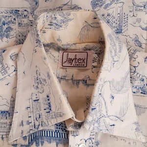Puede incluir: Una camisa blanca de botones con un diseño estampado en azul y blanco. La camisa tiene cuello y una etiqueta que dice "Jaytex London 15 1/2 37/4".