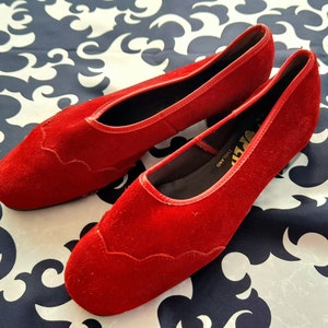 60s  dark cherry RED MOORLANDS SLOOPERS dark red suede pumps mod sixties uk 5  5.5