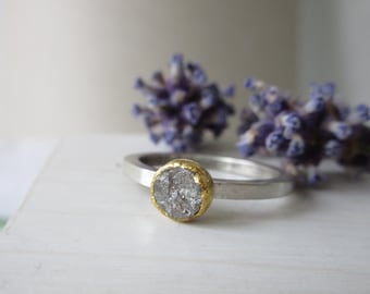 Schmaler Damenring  mit Rohdiamant grau in Gold oder Silber  Ehering Verlobungsring Beisteckring