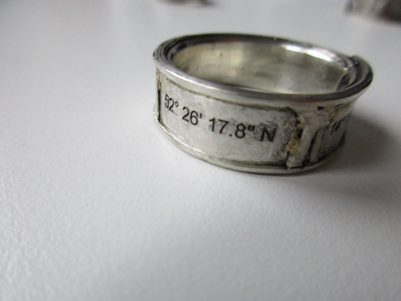 Verlobung, Freundschaftsring Memory Koordinaten Sterling Engagement engraving Mensring Bild 1