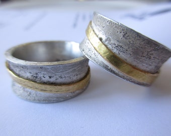 Alliances originales, en argent et or texturés, concaves