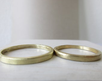 Bagues de mariage étroites en or jaune simplement forgées ligne claire classique de forme réduite ensemble bagues de mariage