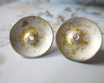 Simple extravagant round stud disc stylized flower, two-tone silver gold light or blackened flower bicolor