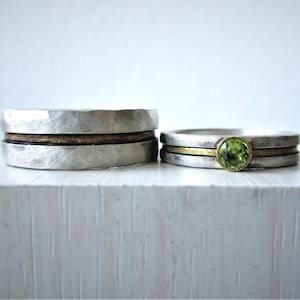 Unieke, handgesmede trouwringen in zilver, goud en tijdloze boho-edelstenen: peridot, smaragd, amethist, toermalijn, robijn, roosgeslepen diamant en citrien.