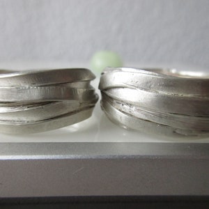 Ausgefallene Eheringe Trauringe Paarringe Silber Bänder Struktur handgefertigt rustikal Wickelringe Wellenringe Bild 6