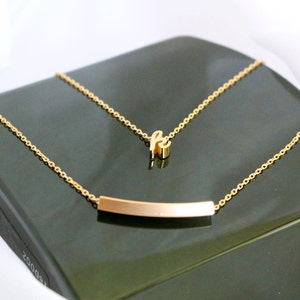 Layering Halsketten, doppellagig, Tube Bar und Initial Halskette, Personalisierung, Kleinbuchstaben Cursive Initial, Brautjungfer Geschenk