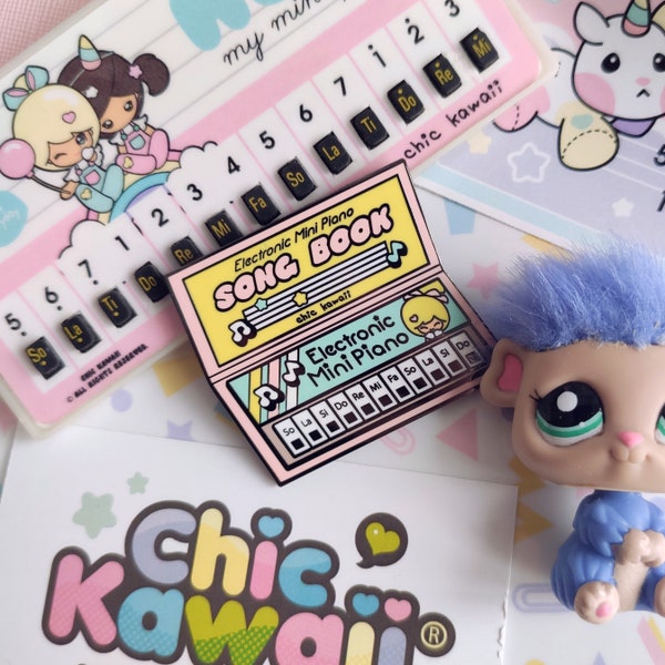 Chic Kawaii mini piano nostalgia pin.