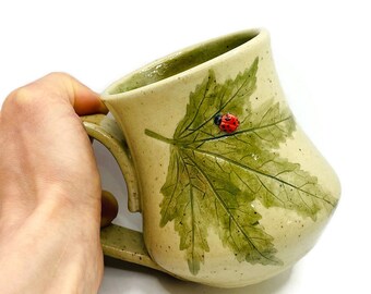 Tasse en forme de feuille de cannabis Vraie feuille coccinelle sur feuille Tasse en poterie coccinelle Tasse botanique Feuilles tasse à café Tasse mignonne Tasse de cannabis Tasse en poterie rustique