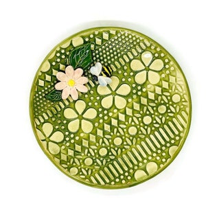 Bee trinket dish Little bee jewellery plate Bee on a flower Bee ring holder Jewelry holder Wedding gift Anniversary gift Mother Day gift