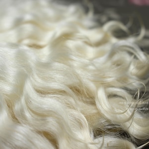 Cabelo de boneca mohair 20 cm (8&quot;) fibras naturais de mohair angorá BRANCO, tons DOURADOS, limpo, penteado, pronto para peruca de boneca ou reenraizamento