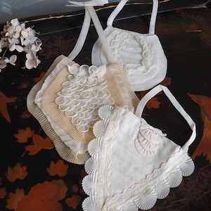 Charmantes Trio französischer Vintage Geldbörsen ~ Aumonières ~ Seidenorganza-Tüll ~ Heilige Kommunion / Brautjungfern ~ Gebrauch, Überarbeitung oder Dekoration