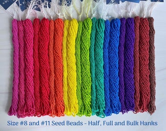 Könnte beinhalten: Eine Auswahl an Saatperlensträngen in Regenbogenfarben, von Rosa bis Braun. Jeder Strang ist mit einem Etikett versehen. Der Text auf dem Bild lautet: Größe #8 und #11 Saatperlen - Halb, Voll und Bulk Hanks.