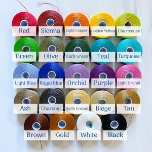 Peut inclure: Une collection de 20 bobines de fil de diff&eacute;rentes couleurs, dont le rouge, le vert, le bleu, le violet, le bleu clair, l'orange, le jaune, le marron, l'or, le blanc, le noir, le bleu sarcelle, le turquoise, l'orchid&eacute;e clair, le gris cendr&eacute;, le charbon de bois, la cr&egrave;me fonc&eacute;e, le beige, le brun et la terre de Sienne.