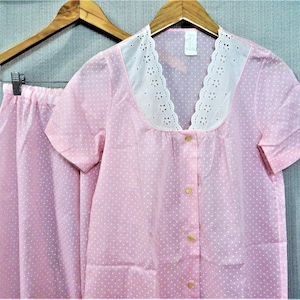 White Polka Dot Pink Pajamas Eyelet Lace Pearlized Buttons Short Sleeve Vintage Pyjamas Sleepwear Loungewear Cotton Poly PJs Size Small 36&quot;