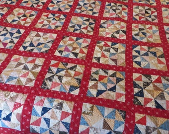 Antieke quilt - Half Square Triangles, Scrappy - Reds, Indigos, Double Pinks, Browns, Tans, Shirtings // Hand gewatteerd, vroege jaren 1900 quilt