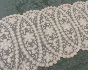 Antique LACE RUNNER - Table Runner - Beautiful, Delicate LACE - Off White Color - 32 1/2" x 12"  - Bobbin Cantu Lace, Net Lace, Knotted Lace
