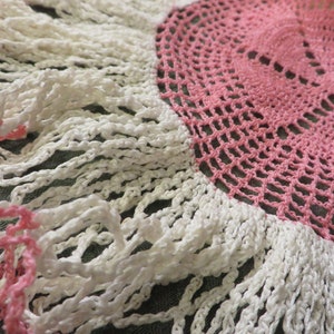 ROZE kleedje, met gegolfde rand//wit en roze//13&quot; diameter//hand gehaakt//vintage tafellinnen