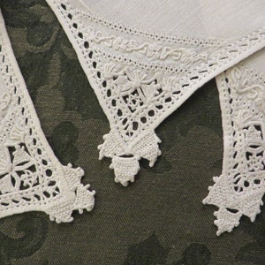 Dinner NAPKINS Vintage LINEN, Beautiful Open-Work and Crocheted Corners - Heirloom Linens -  Off White Color  //  Wedding Linens - Set of 5
