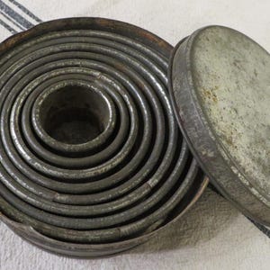 Round Molds 8 in Can, TIN BOX w/ Lid, ITALY Made //  Cookie Cutters Pastry Cutters, Pastry Molds  //  Easy Storage  // Antique Cooking Molds