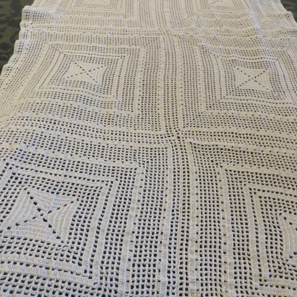 Chemin de table au crochet vintage ou écharpe de la commode // 24 1/2" de large par 50" de long et grande taille // couleur écru, blanc cassé, crocheté à la main