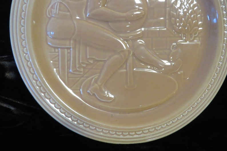 1939 New York World/'s Fair THE AMERICAN POTTER Plate Gold color 7 18 Diameter Made in U.S.A by Homer Laughlin Co.