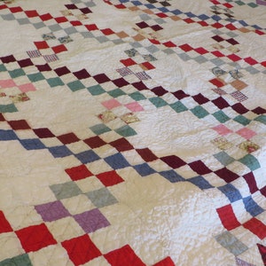 Buitengewoon handquilt, antieke quilt, dubbele Ierse ketting // gevederde quilt, overhemden, voerzakken // 80 x 79 in.