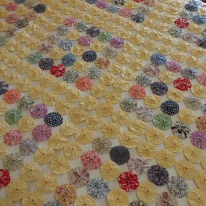 Antique YO YO QUILT - Vintage 1930s-40&#39;s Era - Mostly Feed Sack Prints, Yellow and Multi-Colored Floral, Geometric, Solid Cottons 88&quot; x 70&quot;