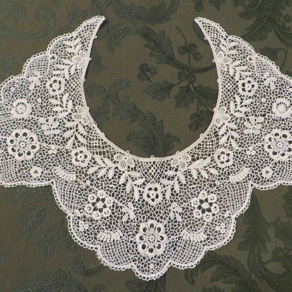 Antique Lace Collar Scalloped Edges, Beautiful Filet and Embroidered Lace  //  Adult Size, Neck Circumference is 17 1/2"