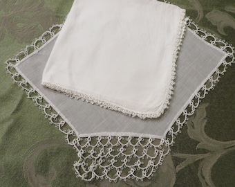 Mouchoirs vintage, tous les deux avec frivolité à la main// Mouchoir avec frivolité à la main délicate//Mouchoir de mariage blanc//Mouchoir blanc vintage