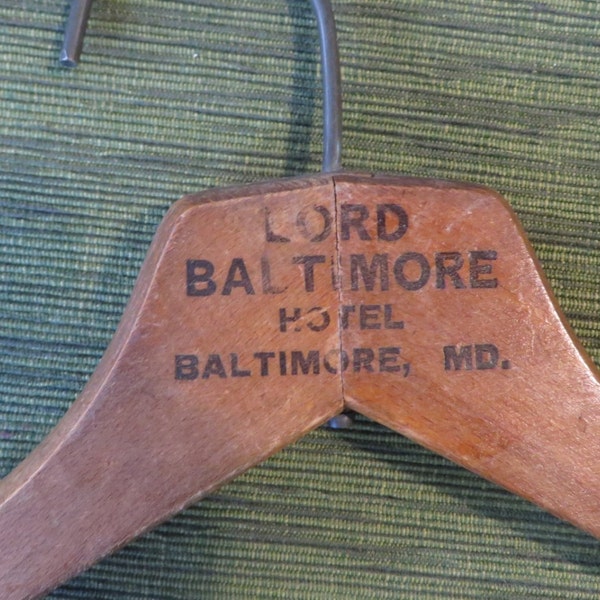 Hanger Wood Antique van Lord Baltimore Hotel in Baltimore Maryland//goede vorm - gemaakt in de VS//massief hout