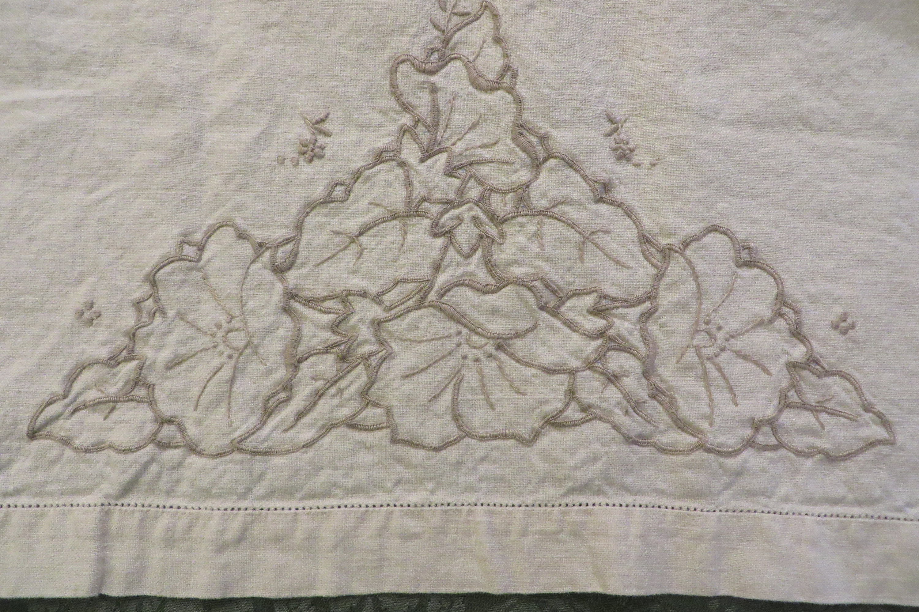Chemin de table en lin vintage ou écharpe de commode