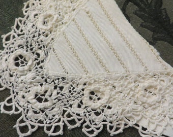 Beau col en dentelle vintage/antique original//Col en dentelle orné de blanc, coton et dentelle au crochet//Petit accessoire vintage pour filles