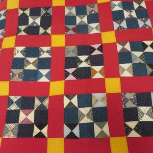 Antikes QUILT Schöne blaue Indigo-Stoffe, frühe 1900er Jahre und später // Komplett Hand-gesteppt // 200 x 160 cm // Rot, Blau und Gold