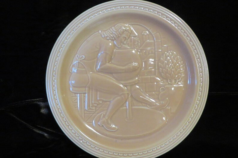 1939 New York World/'s Fair THE AMERICAN POTTER Plate Gold color 7 18 Diameter Made in U.S.A by Homer Laughlin Co.