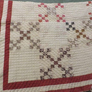 Antikes Quilt-Stück - Dunkle Rot-, Blau- und Brauntöne // Hand gequiltet // Doppeltes Neun-Patch-Muster 170 1/2 &quot;x 25&quot; Zum Upcycling und zur Wiederverwendung