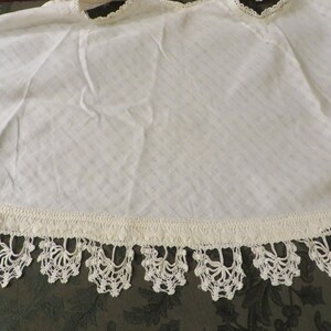 Hermoso VESTIDO VINTAGE para niñas, hecho a mano // Bordes de encaje de ganchillo en el cuello, mangas y dobladillo // Botones en la espalda // Tamaño 2T o 3T