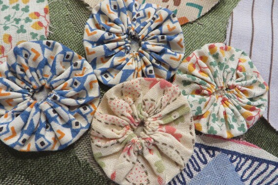 Lot Vintage : Tissu Et Sac D'alimentation Yo Yo’s + 350 à 400 Cercles Prédécoupés Pour Courtepointe
