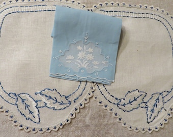 Vintage DOILIES in BLAU und Weiß, blaues Handtuch // Vintage blaue und weiße Bettwäsche // Klassisches Blau und Weiß // Handbestickte Blätter