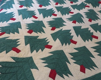 Antiek RODE en GROENE QUILT, Pine Tree Patroon // 78" bij 67" // Hand gewatteerd // Vintage kerstquilt // Handgemaakte katoenen quilt