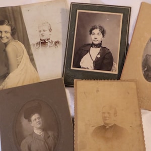 Fotografias antigas em preto e branco do início de 1900 ou final de 1800 // Coleção de 6 fotos // Todas as mulheres // Alguns cartões estão em relevo