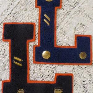 LETRAS Atléticas de la Escuela Secundaria -"L"- Tela de Fieltro Grueso MARINO Oscuro y NARANJA // Fútbol, Baloncesto, Pines y Emblemas de Béisbol