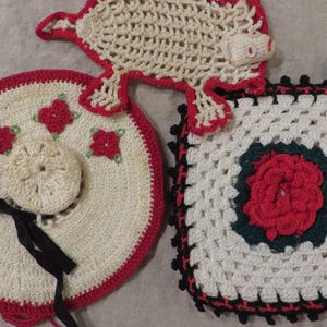 Red White Black HAND CROCHETED Pot Holders  //  Handle Pad, Vintage Handmade Crocheted Hot Pads, Trivets  // Vintage Red and White Kitchen