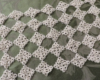 Schönes, einzigartiges HAND TATTED Deckchen, Läufer // kleine quadratische Stücke machen rechteckige Form, 15 "x 7" handgefertigte, reizende dimensionale Occhi