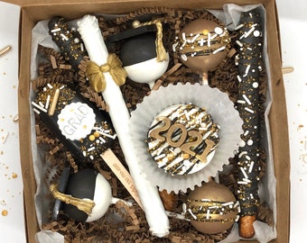 Graduation Bundle, 4 cake pops, 1 cakesicle, 1 chocolate covered Oreo, 3 pretzel rods, graduation party, graduation favors