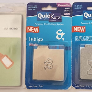 Puede incluir: Tres paquetes de sistema de troquelado Quick Kutz, uno para protector solar, uno para índigo y uno para caqui. Cada paquete incluye un troquelado del símbolo ampersand. El troquel índigo mide 5/8 pulgadas y el troquel caqui mide 1 1/4 pulgadas.