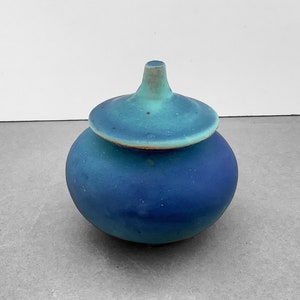 Blaue Miniatur-Urne für Asche