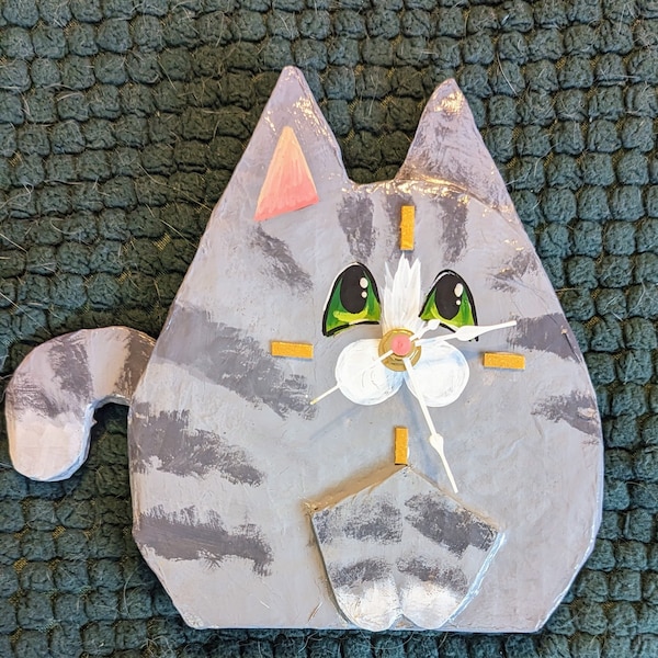 Horloge de chat en papier mâché faite à la main, chat tigré gris