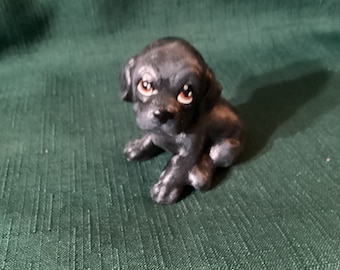 Zittend zwart keramisch lab-puppybeeldje, handgeschilderd met acrylverf.