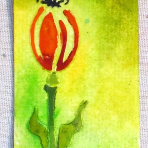Könnte beinhalten: Ein Aquarellbild einer roten Blume mit grünen Blättern auf einem gelben und grünen Hintergrund.